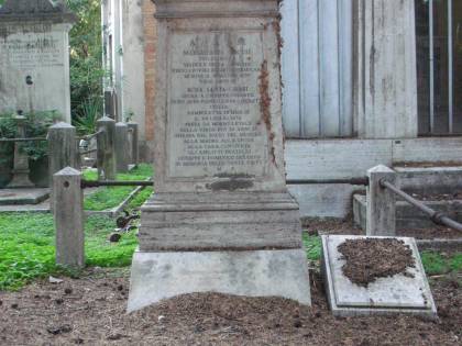 Degrado nei cimiteri: a Cassino le tombe usate come toilette