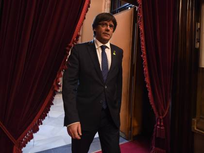 Puigdemont, mandato d'arresto: "Mi candido anche dall'estero"