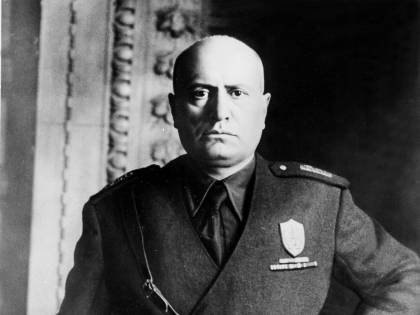 Legnano, all'edicola dell'ospedale in mostra il calendario di Mussolini