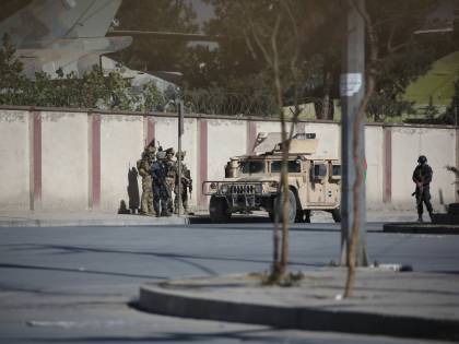 Due morti nell'attacco a una stazione televisiva a Kabul