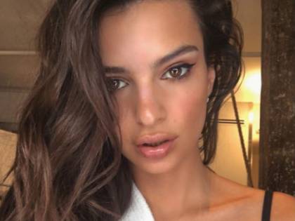 Emily Ratajkowski, hot con l'asciugamano