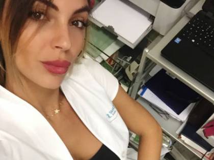 Sarah Nile sexy al lavoro