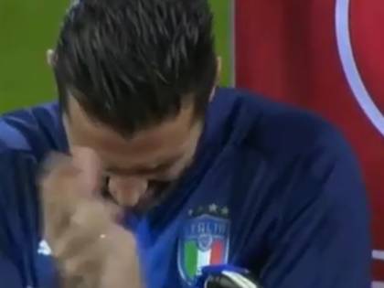 Italia-Svezia, San Siro fischia l'inno svedese e Buffon reagisce così