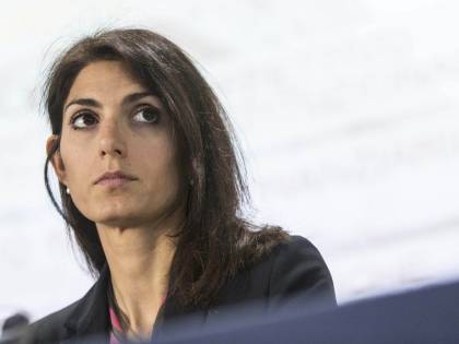 La Raggi fa cassa con le strisce blu: via i parcheggi gratuiti e aumenti fino a tre euro l'ora
