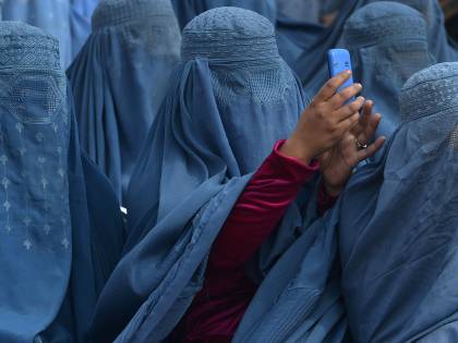 Migrante accolto con la moglie: "Riconoscete la seconda sposa"