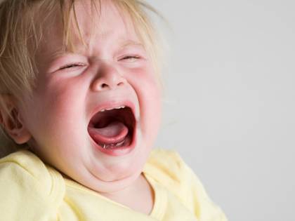 Rischiano lo sfratto per il pianto della figlia: "Siamo discriminati"