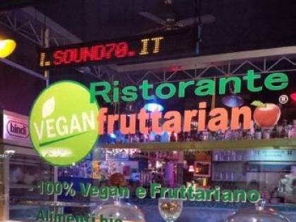 La nuova moda a tavola: "Mangiamo solo frutta"