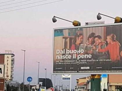 Cittadella, scivola lettera del cartellone pubblicitario: l'annuncio è hot