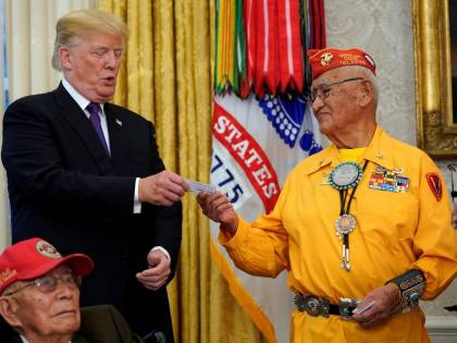 La gaffe di Trump: parla ai nativi americani e cita Pocahontas