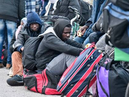 Centro accoglienza senza "Sky" Scoppia rivolta degli immigrati