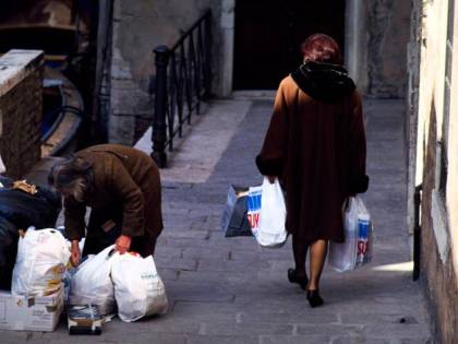 Censis, aumenta la povertà assoluta. Il Paese è sempre più rancoroso