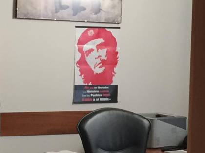Bandiera "nazista", bufera su poster del Che nell'ufficio del consigliere Pd