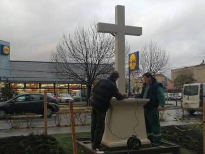 Ungheria, eretta una croce di fronte alla Lidl: "Contro chi censura il crocifisso"
