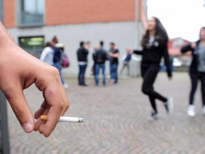 Se al liceo arriva la zona fumatori
