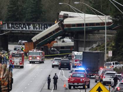 Seattle, treno deraglia e precipita su un'autostrada