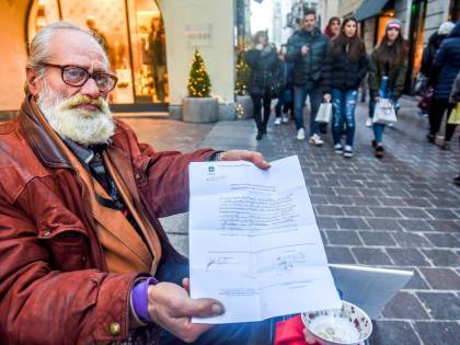 Carità vietata e multe ai clochard. La scelta del sindaco divide Como
