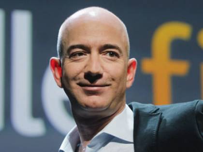 Il coronavirus influenza pure i più ricchi del mondo: Bezos supera Arnault