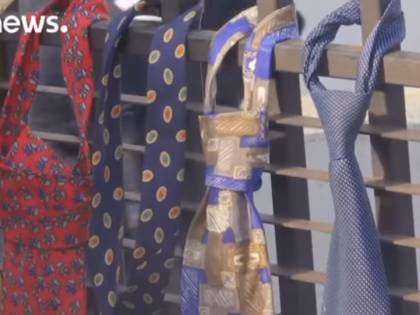 Premier kosovaro si raddoppia lo stipendio. Per protesta centinaia di cravatte davanti al palazzo del governo