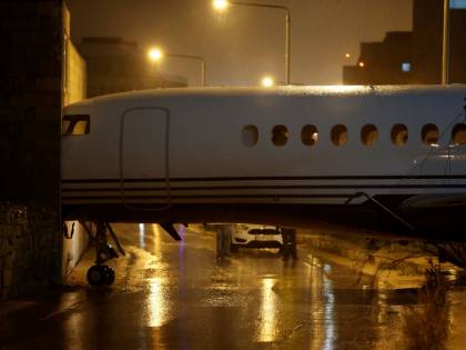 C'è troppo vento: l'aereo viene spazzato via