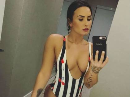 Demi Lovato, costume bollente sui social