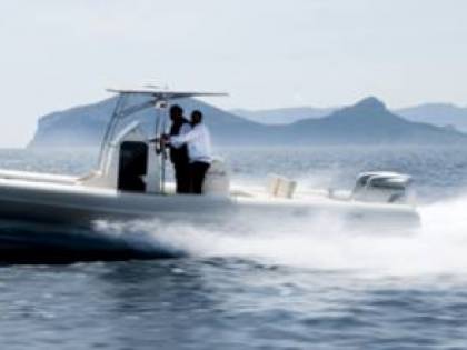 Salento, fermato gommone con a bordo armi da guerra e droga