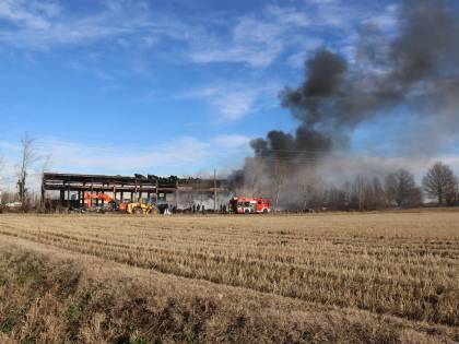 Pavia, incendio e nube tossica. L'ombra del racket dei rifiuti