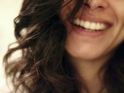 Sorriso: più attraenti e affascinanti con un semplice gesto