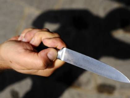 Perugia, accoltella un uomo e distrugge l'auto della polizia