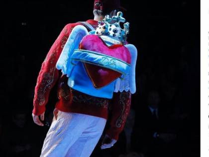 Dybala sfila con le ali d'angelo per Dolce e Gabbana