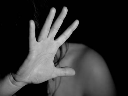 Rimini, molestata durante la vacanza-studio e seguita fino in Italia