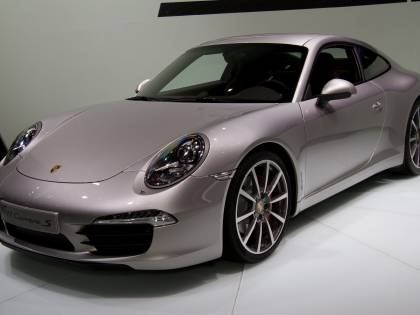 I lavoratori sono senza stipendio, l'amministratrice si compra la Porsche