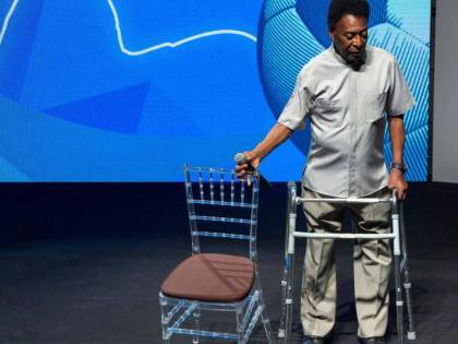 Pelé ricoverato d'urgenza a Parigi. "Ma non è in pericolo di vita"
