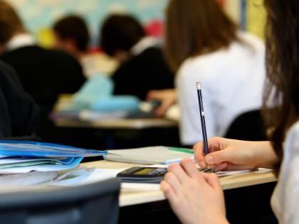 Teramo, aggressione in una scuola: 17enne sfregiato al volto dal compagno