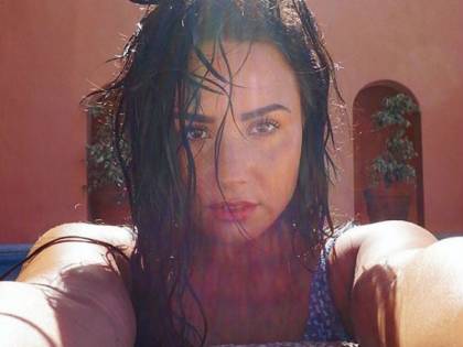 Demi Lovato sensuale in piscina