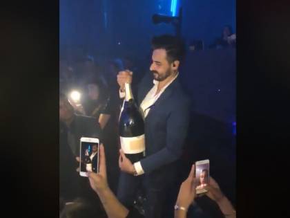 Ibiza, gli cade la magnum da 34mila euro: la disperazione del festeggiato