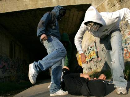 Ragazzo annega. Il gesto choc della baby gang durante in soccorsi
