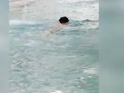 Si spoglia e si getta nuda nella fontana di Piazza Navona