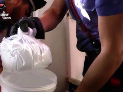 Volantini con gli sconti distribuito dai pusher: "Paghi due, prendi tre"