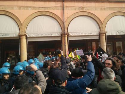 Bologna, blitz antifascista vuole impedire comizio di Forza Nuova