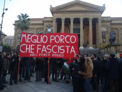 Sfregio al militante FN pestato: i centri sociali coi nastri adesivi usati per legare Ursino
