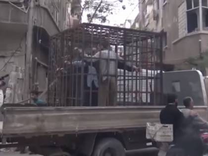 Siria, quando i ribelli di Ghouta mettevano le persone in gabbia