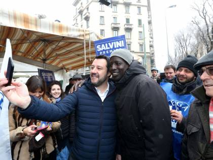 La commissione Ue contro Salvini: "Tweet sui migranti da cancellare"