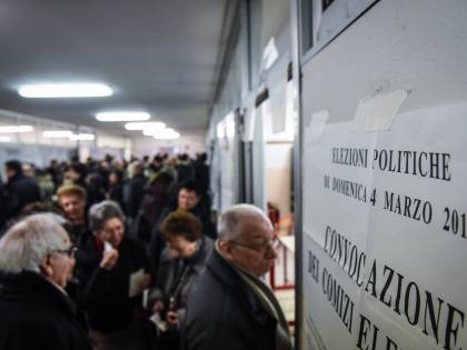 Code ai seggi per il "bollino" Al voto tra ritardi ed errori