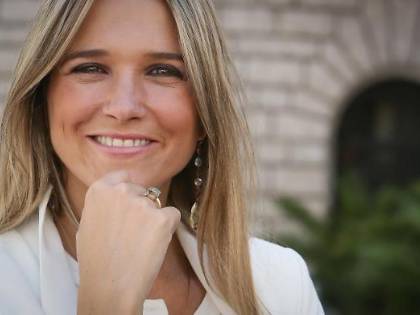 Santamaria ritrae la moglie nuda: un elogio al corpo femminile