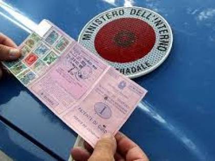 Guida senza patente e poi sfida la polizia: "Ho preso i 338 km/h"