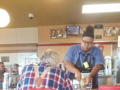 Usa, cameriera taglia il cibo a un anziano: premiata con un assegno per l'università