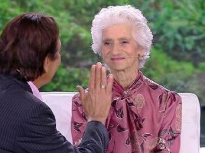 Isola dei Famosi, Giucas tenta di ipnotizzare la nonna di Simone. Mara: "Ma è più sveglia di me"