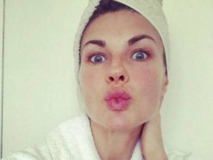 Martina Colombari, risveglio senza trucco sui social