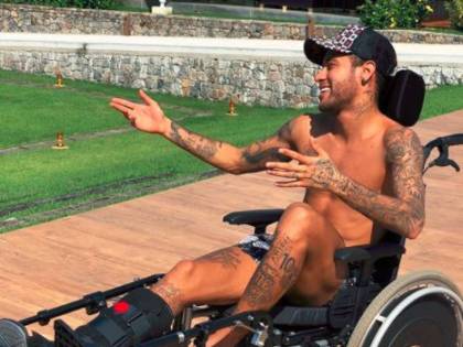 Neymar in sedia a rotelle cita Hawking. E i followers si infuriano: "È disgustoso"