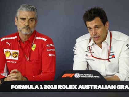 Formula Uno, caduta di stile della Mercedes. Il muretto ad Hamilton: "Vinci, poi ne parliamo"
